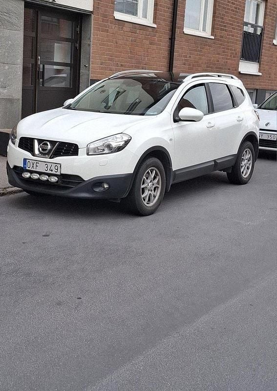 Vit Begagnad 2011 Nissan Qashqai +2 SUV | 70 000 kr (Marknadspris) - Bild 1/2