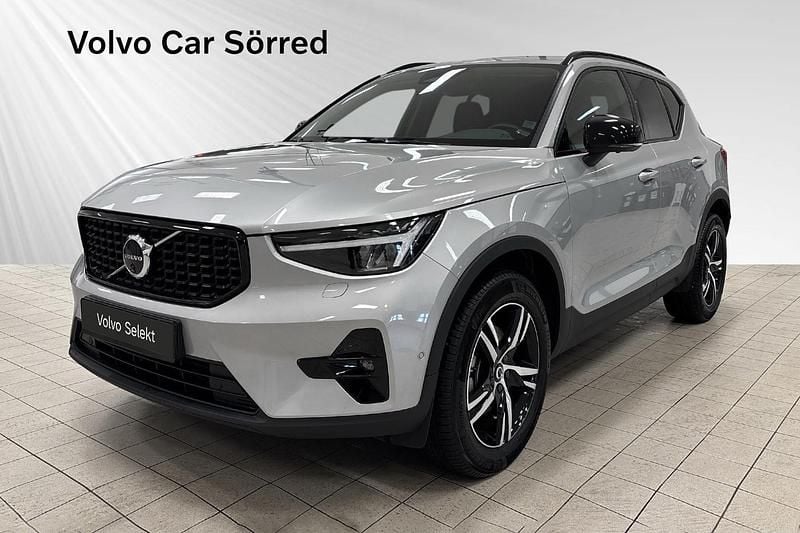 Silver Begagnad 2024 Volvo XC40 Plus SUV | 389 900 kr (Marknadspris) - Bild 1/3