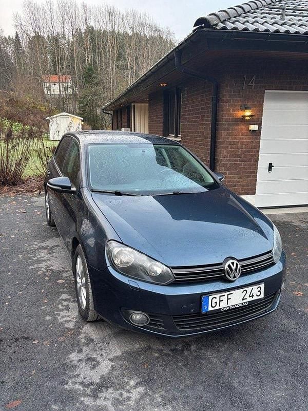 Grå Begagnad 2011 VW Golf Halvkombi | 43 000 kr (Bra pris) - Bild 1/4