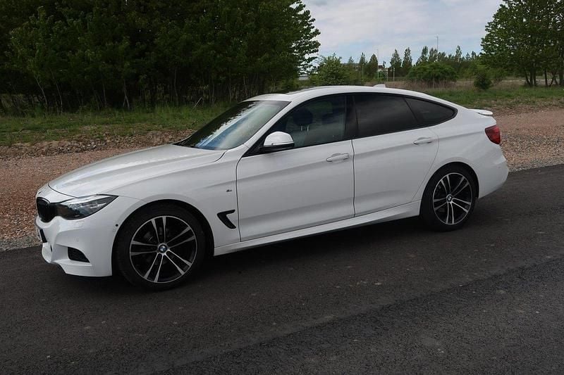 Vit Begagnad 2020 BMW 320 Gran Turismo M Sport Halvkombi | 199 000 kr (Bra pris) - Bild 1/4