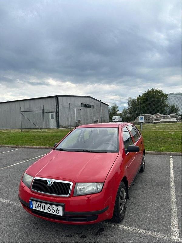 Röd Begagnad 2003 Skoda Fabia Kombi | 32 000 kr (Marknadspris) - Bild 1/4