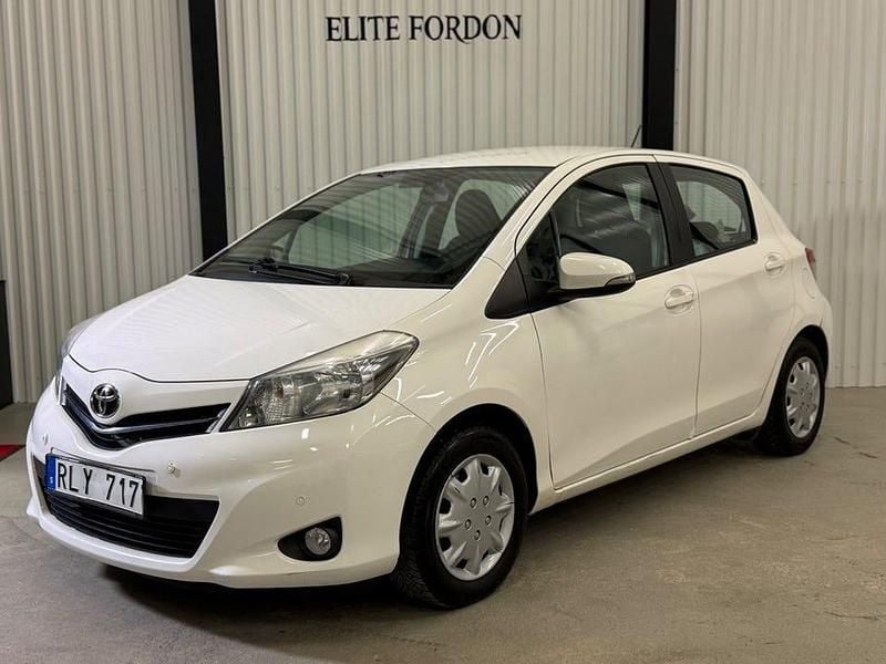 Vit Begagnad 2012 Toyota Yaris Active Halvkombi | 59 400 kr (Marknadspris) - Bild 1/4