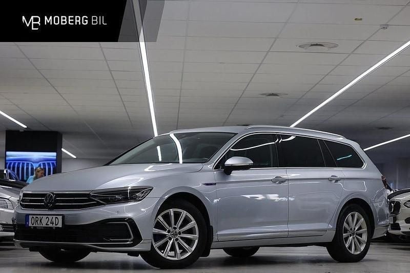 Silver Begagnad 2022 VW Passat GTE Kombi | 279 900 kr (Marknadspris) - Bild 1/3