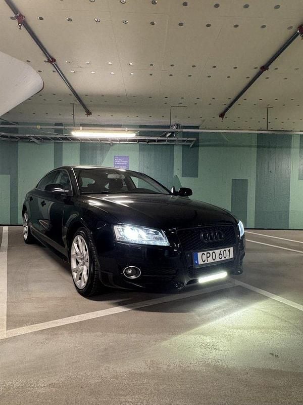 Svart Begagnad 2011 Audi A5 Sportback Comfort Halvkombi | 77 900 kr (Marknadspris) - Bild 1/4