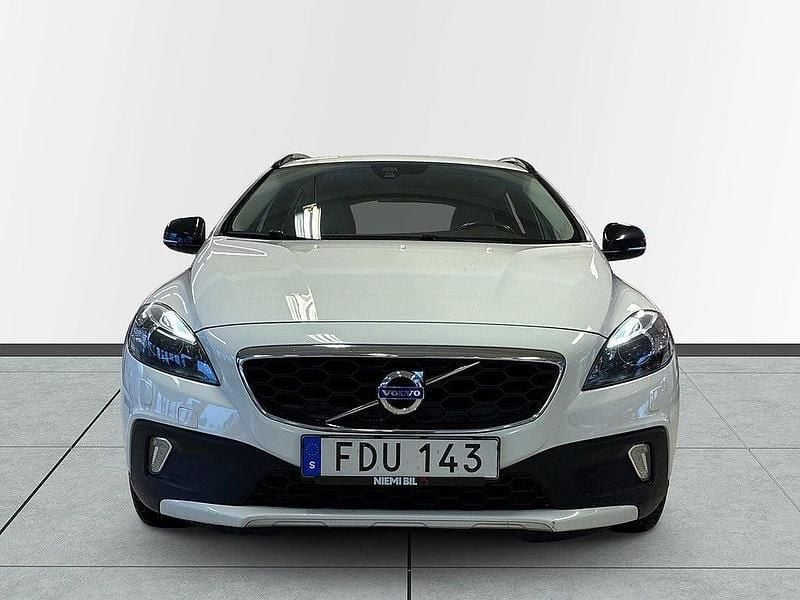 Begagnad Volvo V40 Momentum 120 HK (88 kW) 2015 Vit Halvkombi