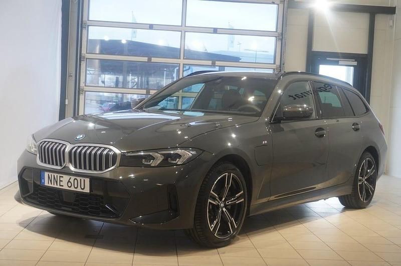 Dravit grå metallic Begagnad 2025 BMW 330 M Sport Kombi | 489 900 kr - Bild 1/4
