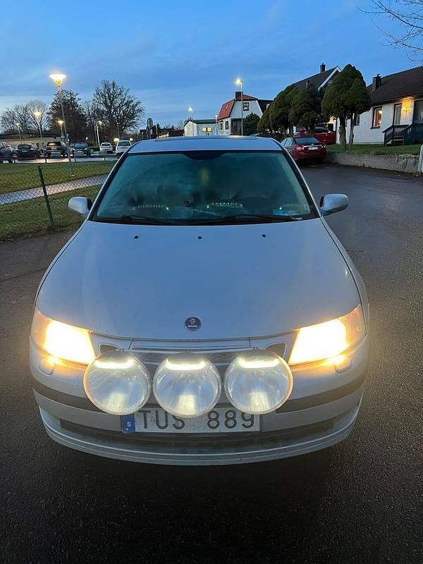 Silver Begagnad 2003 Saab 9-3 Sedan | 20 000 kr (Superpris) - Bild 1/4