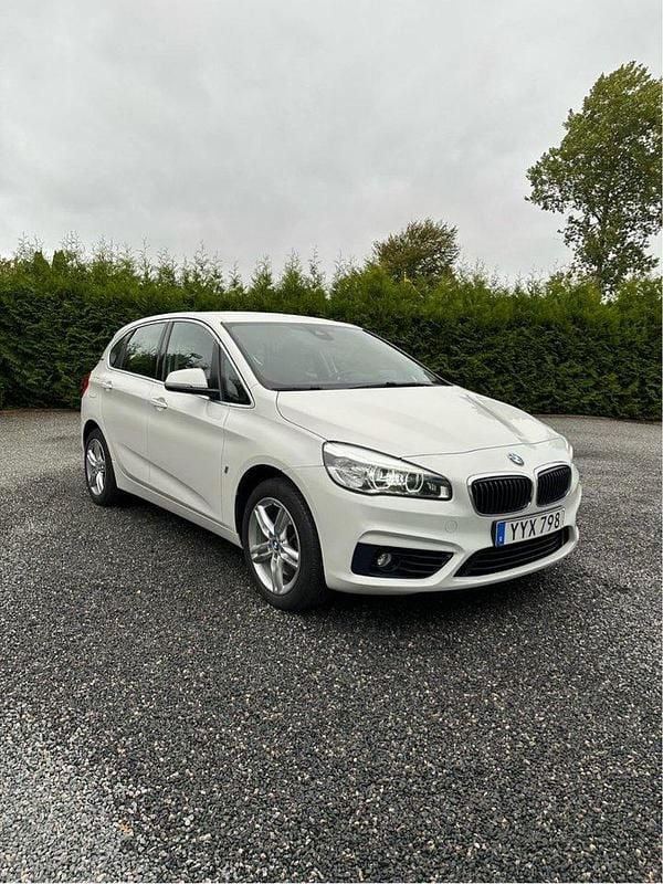 Vit Begagnad 2018 BMW 225 Active Tourer Sport Line Minibuss | 189 000 kr (Marknadspris) - Bild 1/4