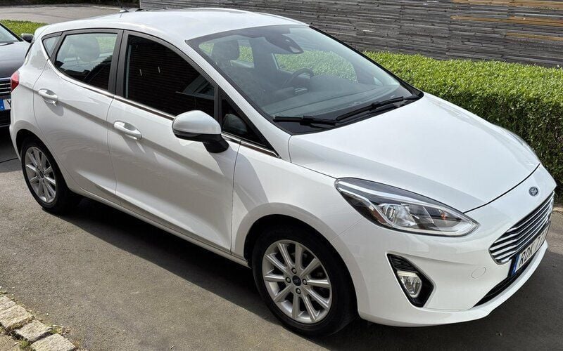 Vit Begagnad 2018 Ford Fiesta Titanium Halvkombi | 114 000 kr (Marknadspris) - Bild 1/4