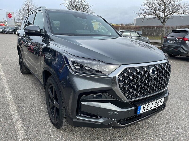 Grå Begagnad 2024 Ssangyong (KGM) Rexton SUV | 424 900 kr - Bild 1/4