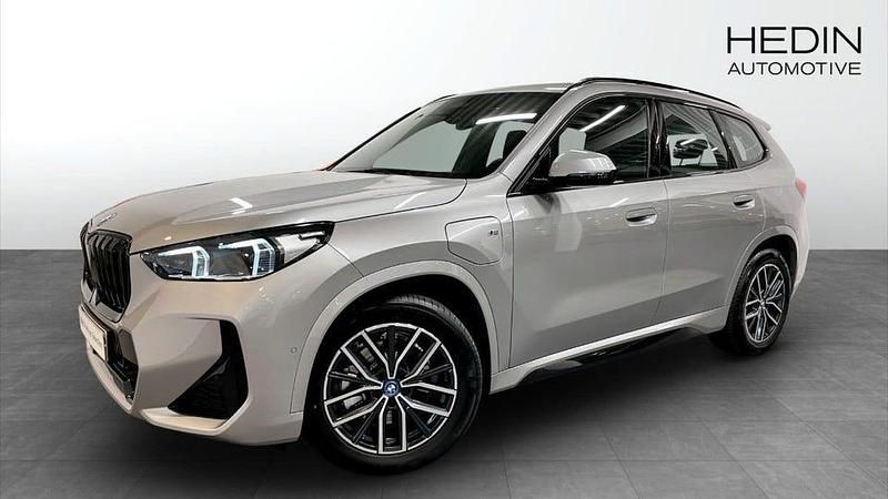 Grå Begagnad 2024 BMW X1 M Sport SUV | 524 700 kr - Bild 1/4