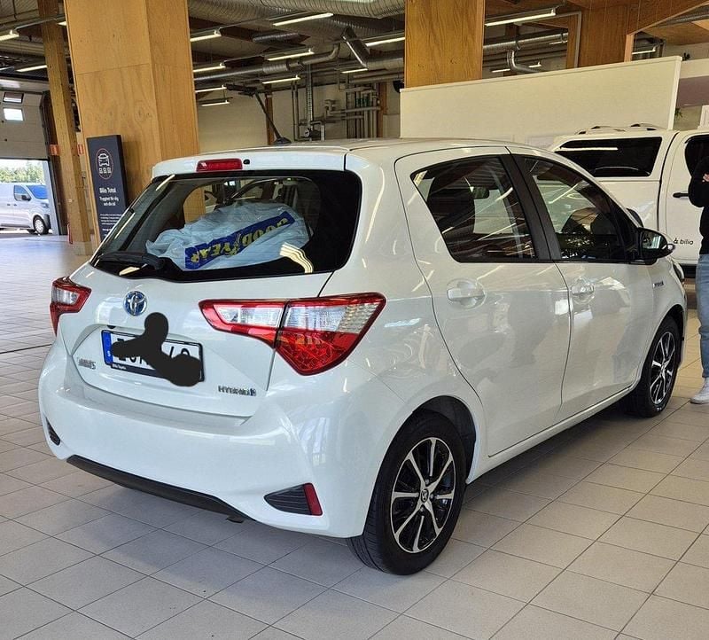 Grå Begagnad 2018 Toyota Yaris Hybrid Edition Halvkombi | 159 000 kr (Bra pris) - Bild 1/1