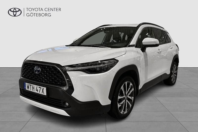 Vit Begagnad 2023 Toyota Corolla Cross Style SUV | 364 900 kr (Marknadspris) - Bild 1/2