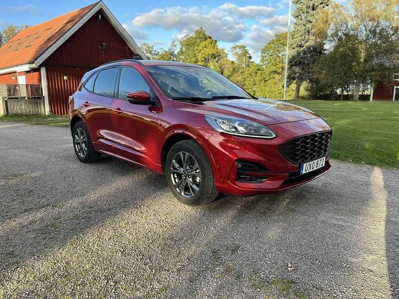 Röd Begagnad 2022 Ford Kuga ST-Line SUV | 269 000 kr (Marknadspris) - Bild 1/4