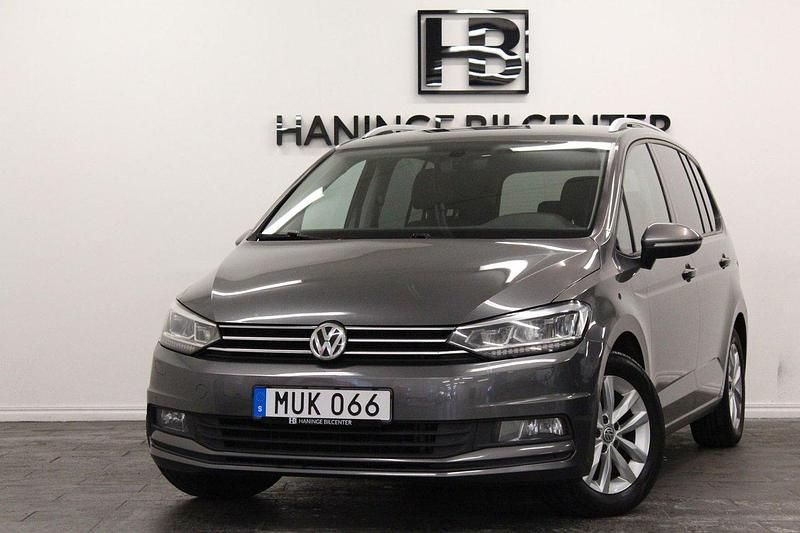 Mörkgrå (grå) Begagnad 2016 VW Touran Minibuss | 139 900 kr (Marknadspris) - Bild 1/4