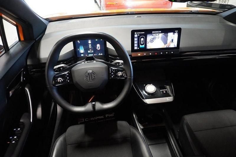 Begagnad MG MG4 EV 150 kW (204 HK) 2022 Orange Halvkombi