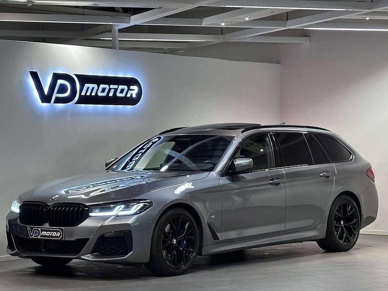 Blå Begagnad 2021 BMW 530 M Sport Kombi | 419 700 kr (Marknadspris) - Bild 1/4
