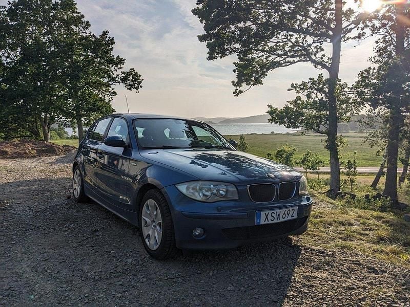 Blå Begagnad 2006 BMW 116 Advantage Halvkombi | 40 000 kr (Marknadspris) - Bild 1/4