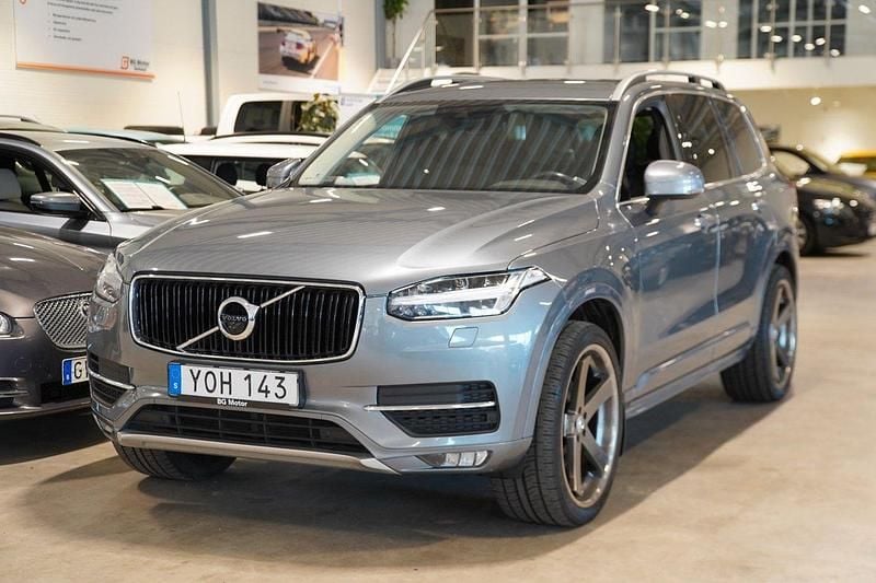 Grå Begagnad 2018 Volvo XC90 Momentum SUV | 339 900 kr (Lite dyr) - Bild 1/4