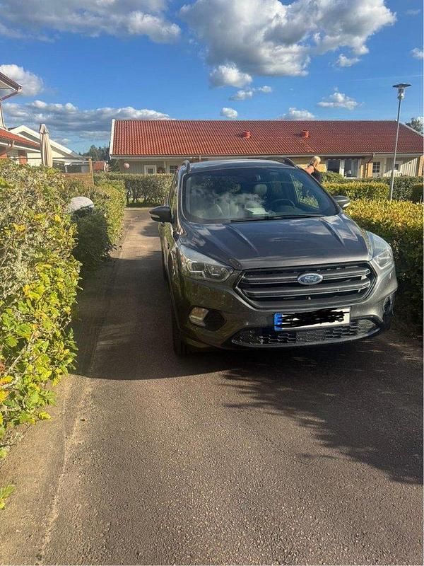 Grå Begagnad 2017 Ford Kuga ST-Line SUV | 109 000 kr (Marknadspris) - Bild 1/4