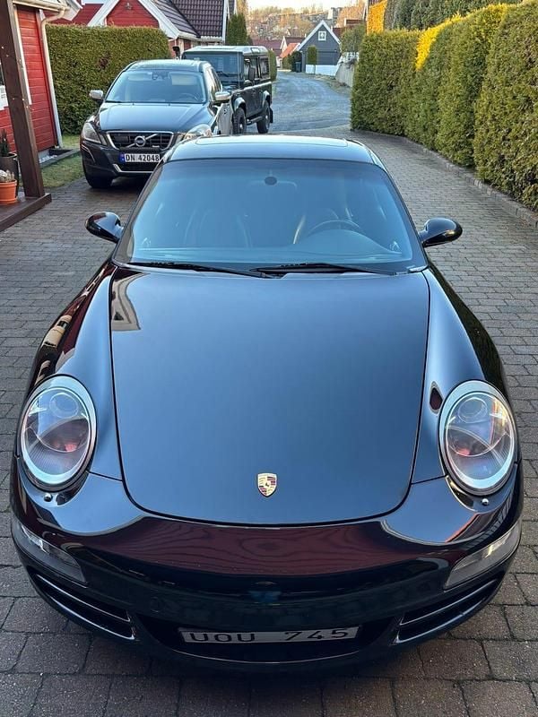 Svart Begagnad 2007 Porsche 911 Carrera 4S Sportkupé | 550 000 kr (Marknadspris) - Bild 1/4