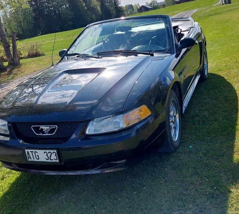 Svart Begagnad 2000 Ford Mustang Cab | 70 000 kr (Bra pris) - Bild 1/3