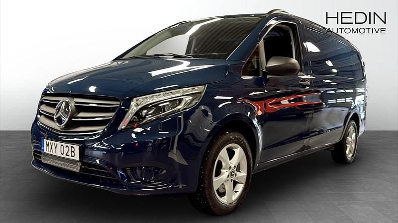 Blå Begagnad 2022 Mercedes Vito Edition 1 Van | 461 250 kr (Marknadspris) - Bild 1/4