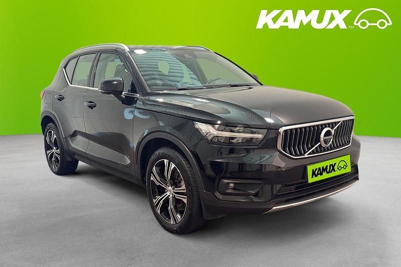 Svart Begagnad 2021 Volvo XC40 Inscription SUV | 374 900 kr (Marknadspris) - Bild 1/4