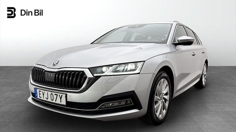 Ljusgrå (brilliant silver metallic) Begagnad 2023 Skoda Octavia Style Kombi | 296 900 kr (Marknadspris) - Bild 1/4