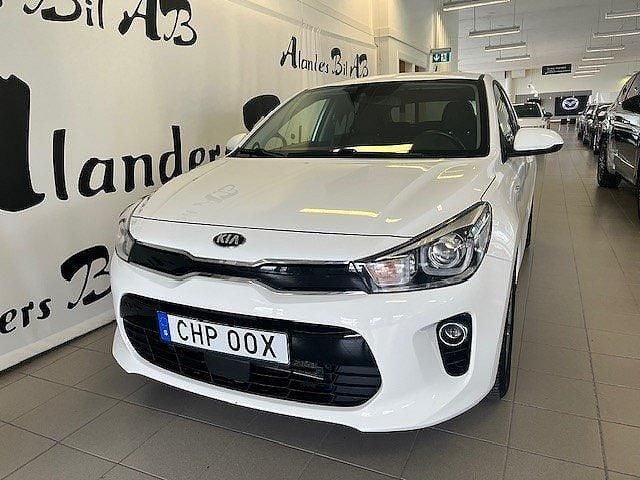 Vit Begagnad 2019 Kia Rio Advance Halvkombi | 144 900 kr (Lite dyr) - Bild 1/4
