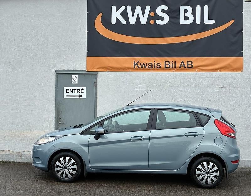 Begagnad Ford Fiesta Trend 75 HK (55 kW) 2010 Grå Halvkombi