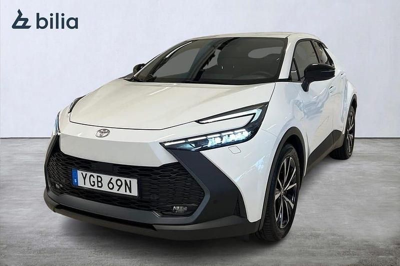Vit Begagnad 2024 Toyota C-HR Style SUV | 389 900 kr (Dyr) - Bild 1/4