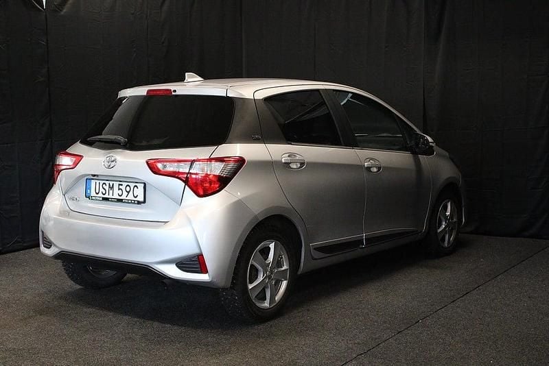 Begagnad Toyota Yaris Multidrive S 112 HK (82 kW) 2020 Silver Halvkombi