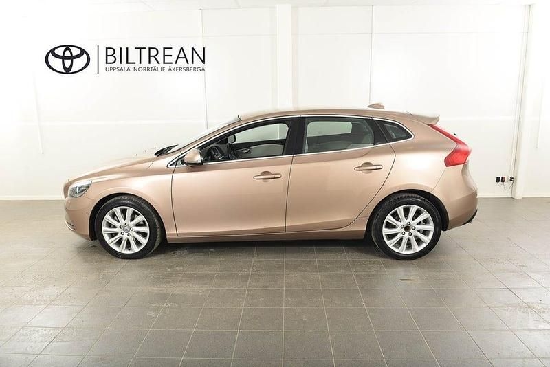 Begagnad Volvo V40 Summum 150 HK (110 kW) 2012 Brun Halvkombi