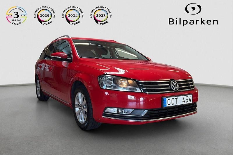 Röd Begagnad 2013 VW Passat Kombi | 129 990 kr (Dyr) - Bild 1/4