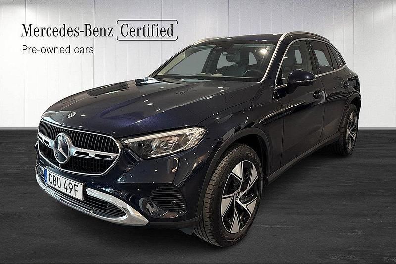Mörkblå Begagnad 2024 Mercedes GLC300e Advanced Plus SUV | 629 000 kr - Bild 1/4