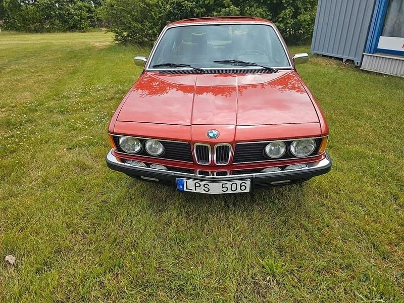 Begagnad BMW 735 218 HK (160 kW) 1981 Röd Sedan