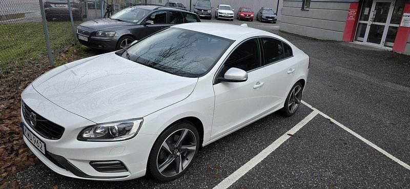 Vit Begagnad 2016 Volvo S60 R-Design Sedan | 135 000 kr (Superpris) - Bild 1/4