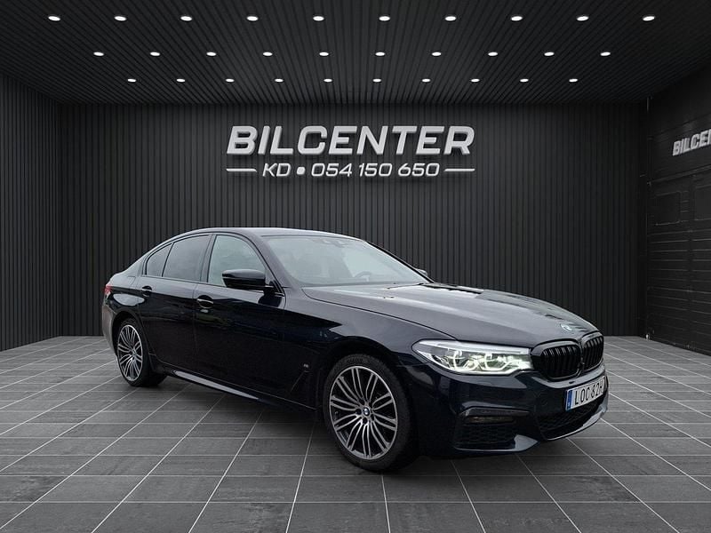 Svart Begagnad 2019 BMW 530e iPerformance Sedan | 349 900 kr (Dyr) - Bild 1/4