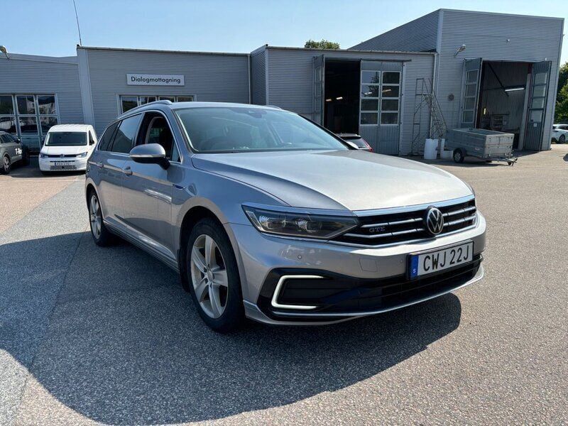 Silver Begagnad 2021 VW Passat GTE Kombi | 125 000 kr (Superpris) - Bild 1/4