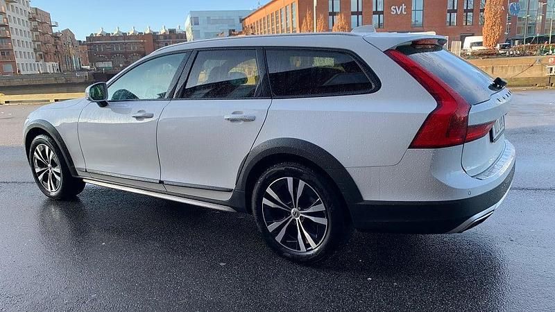 Begagnad Volvo V90 CC Momentum 190 HK (139 kW) 2019 Vit Kombi