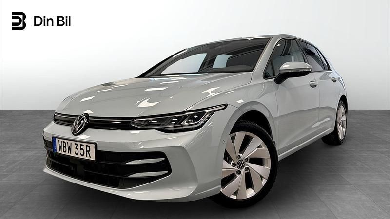 Blå Begagnad 2024 VW Golf VIII Life Halvkombi | 309 900 kr (Marknadspris) - Bild 1/4