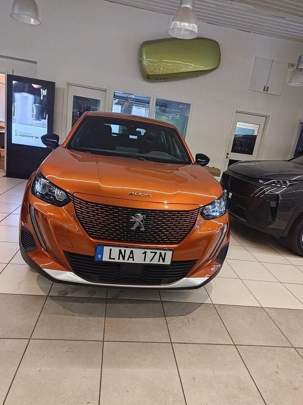 Begagnad Peugeot e-2008 100 kW (136 HK) 2022 Orange SUV