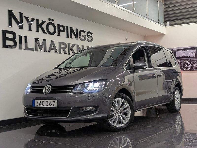 Mörkgrå (grå) Begagnad 2017 VW Sharan Minibuss | 249 900 kr (Lite dyr) - Bild 1/4
