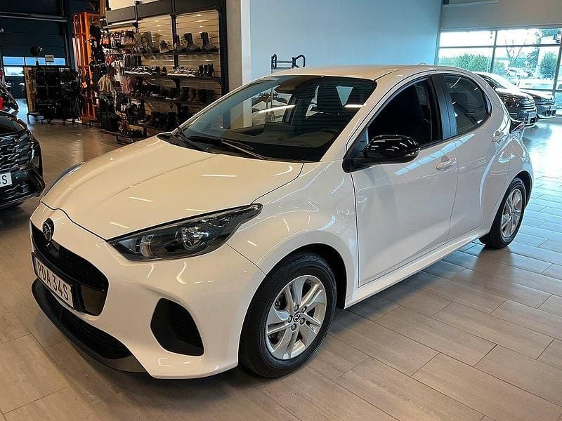 Vit Begagnad 2024 Mazda 2 Center-Line Halvkombi | 258 000 kr (Dyr) - Bild 1/4