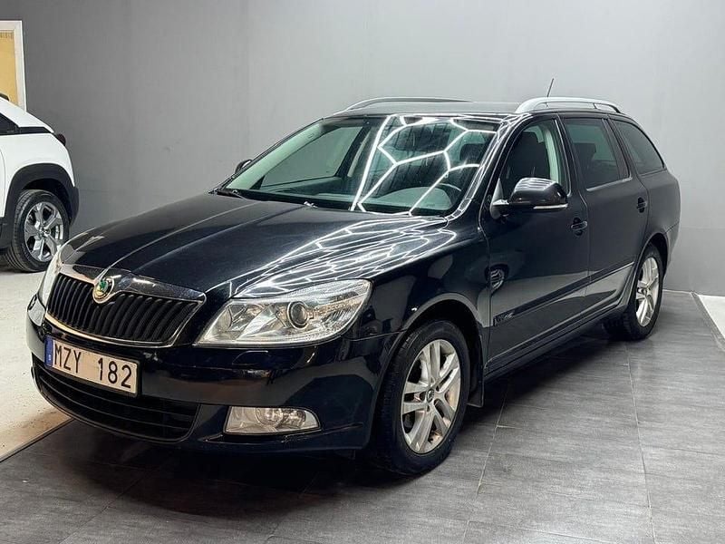 Begagnad Skoda Octavia Elegance 105 HK (77 kW) 2013 Svart Kombi