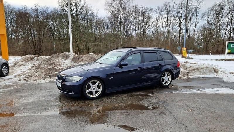 Begagnad BMW 325 Advantage 218 HK (160 kW) 2006 Blå Kombi