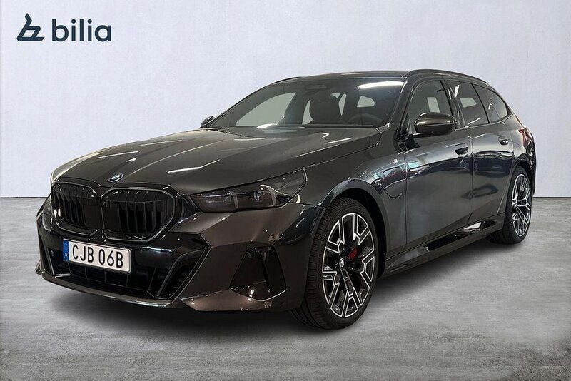Grå Begagnad 2025 BMW 550e M Sport Kombi | 979 900 kr (Marknadspris) - Bild 1/3