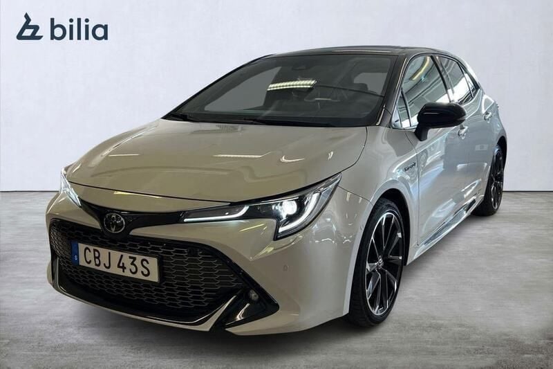Grå Begagnad 2020 Toyota Corolla Hybrid Plus Halvkombi | 249 900 kr (Marknadspris) - Bild 1/4