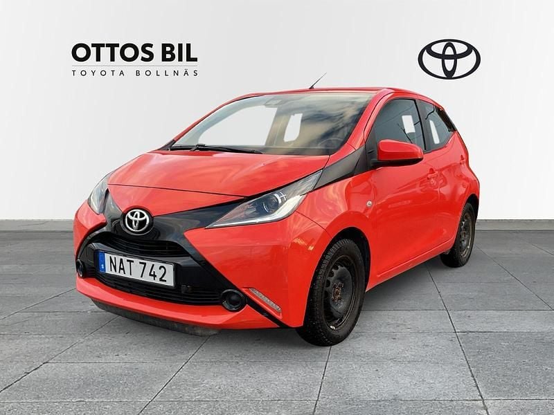 Orange Begagnad 2015 Toyota Aygo X-play Halvkombi | 84 000 kr (Marknadspris) - Bild 1/4